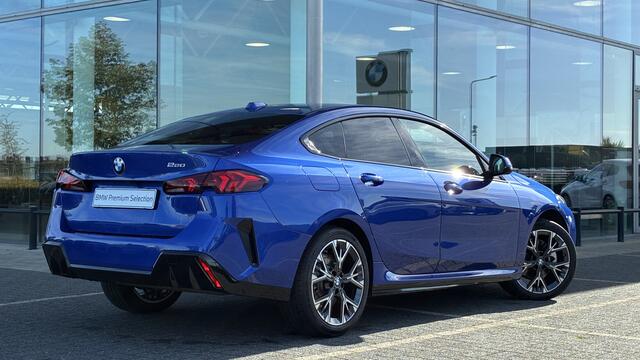 BMW 2-SERIE Gran Coupé 220 M Sport Automaat / Sportstoelen / Achteruitrijcamera / Stoelverwarming / Getint glas