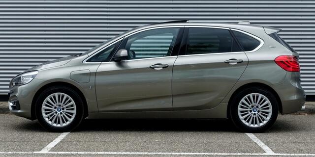BMW 2-SERIE ACTIVE TOUR. 225e xDrive Luxury Line Step6 I Pano I Leder I LED I Navi I Sportstoelen I