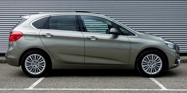 BMW 2-SERIE ACTIVE TOUR. 225e xDrive Luxury Line Step6 I Pano I Leder I LED I Navi I Sportstoelen I