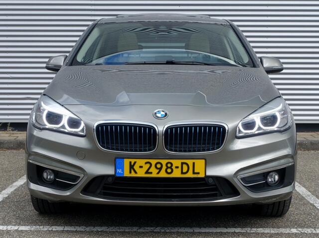 BMW 2-SERIE ACTIVE TOUR. 225e xDrive Luxury Line Step6 I Pano I Leder I LED I Navi I Sportstoelen I