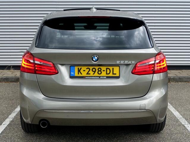BMW 2-SERIE ACTIVE TOUR. 225e xDrive Luxury Line Step6 I Pano I Leder I LED I Navi I Sportstoelen I