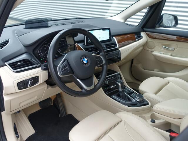 BMW 2-SERIE ACTIVE TOUR. 225e xDrive Luxury Line Step6 I Pano I Leder I LED I Navi I Sportstoelen I