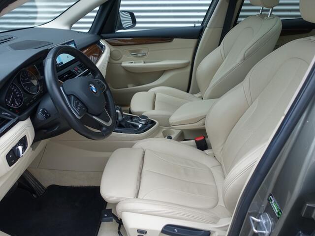 BMW 2-SERIE ACTIVE TOUR. 225e xDrive Luxury Line Step6 I Pano I Leder I LED I Navi I Sportstoelen I