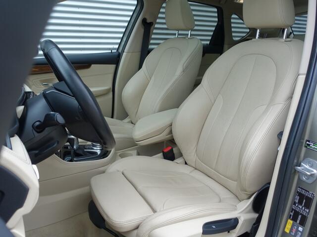 BMW 2-SERIE ACTIVE TOUR. 225e xDrive Luxury Line Step6 I Pano I Leder I LED I Navi I Sportstoelen I