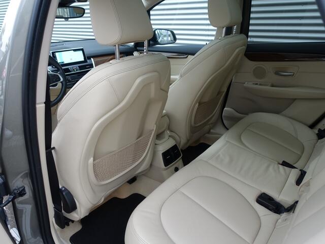 BMW 2-SERIE ACTIVE TOUR. 225e xDrive Luxury Line Step6 I Pano I Leder I LED I Navi I Sportstoelen I