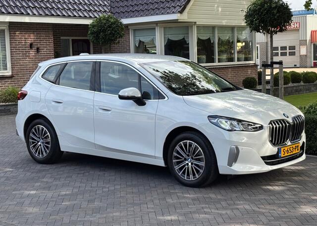 BMW 2-SERIE ACTIVE TOUR. 220i 170pk Luxury Line Harman Kardon Leder Automaat