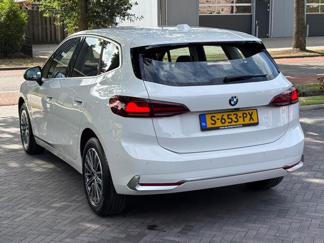 BMW 2-SERIE ACTIVE TOUR. 220i 170pk Luxury Line Harman Kardon Leder Automaat
