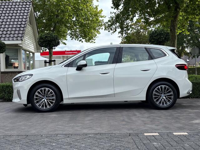 BMW 2-SERIE ACTIVE TOUR. 220i 170pk Luxury Line Harman Kardon Leder Automaat