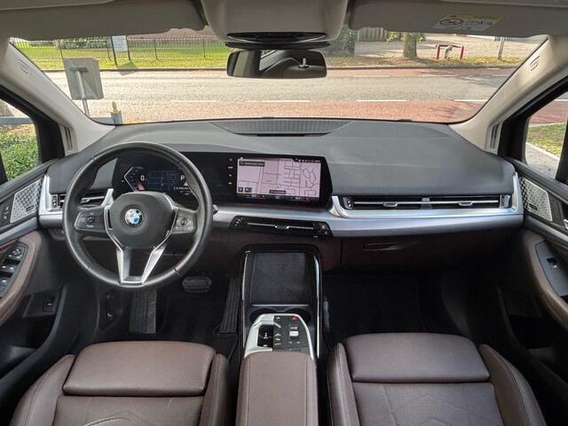 BMW 2-SERIE ACTIVE TOUR. 220i 170pk Luxury Line Harman Kardon Leder Automaat