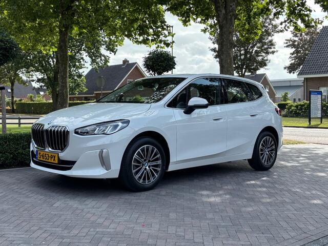 BMW 2-SERIE ACTIVE TOUR. 220i 170pk Luxury Line Harman Kardon Leder Automaat