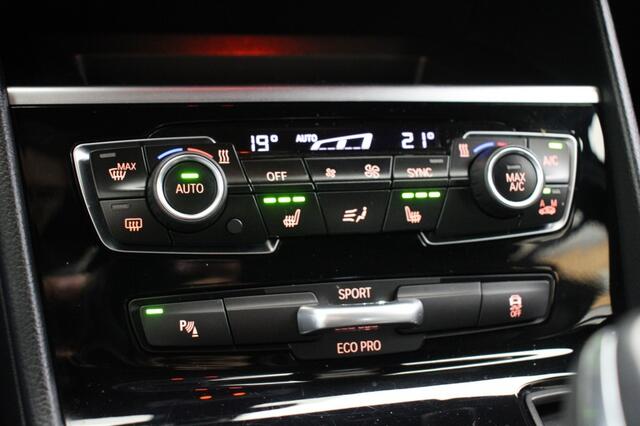 BMW 2-SERIE ACTIVE TOUR. 218i High Executive Automaat - Navi, Cruise, Clima, Stoelverw. Leer, Harman/Kardon