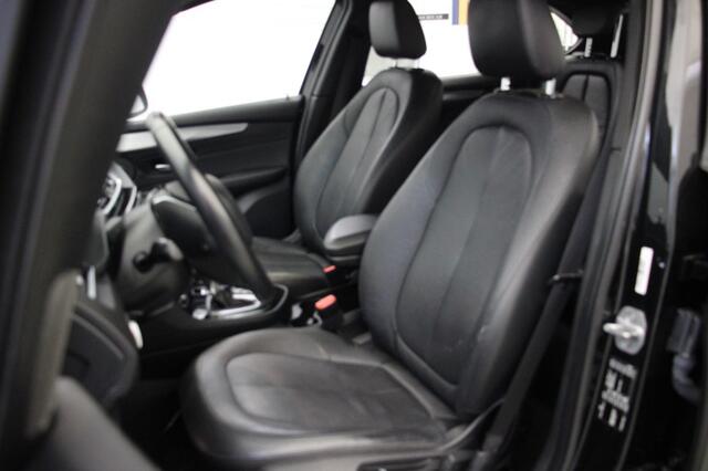 BMW 2-SERIE ACTIVE TOUR. 218i High Executive Automaat - Navi, Cruise, Clima, Stoelverw. Leer, Harman/Kardon