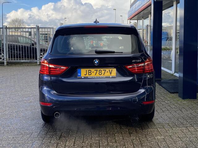 BMW 2-SERIE GRAN TOURER 218i Essential 7p. / NL-Auto / Automaat / 7-zitplaatsen! / Full-LED verlichting / Navigatie & Bluetooth / Parkeersensoren / 16 " lichtmetaal / Keyless-Go / Climate Control / ELK-pakket / ETC... /