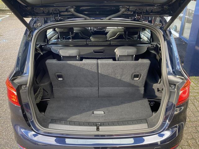 BMW 2-SERIE GRAN TOURER 218i Essential 7p. / NL-Auto / Automaat / 7-zitplaatsen! / Full-LED verlichting / Navigatie & Bluetooth / Parkeersensoren / 16 " lichtmetaal / Keyless-Go / Climate Control / ELK-pakket / ETC... /