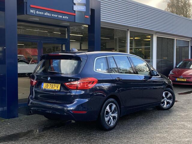 BMW 2-SERIE GRAN TOURER 218i Essential 7p. / NL-Auto / Automaat / 7-zitplaatsen! / Full-LED verlichting / Navigatie & Bluetooth / Parkeersensoren / 16 " lichtmetaal / Keyless-Go / Climate Control / ELK-pakket / ETC... /