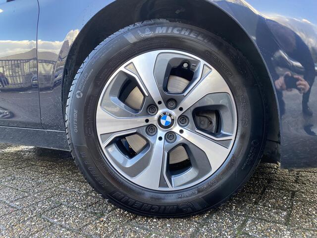 BMW 2-SERIE GRAN TOURER 218i Essential 7p. / NL-Auto / Automaat / 7-zitplaatsen! / Full-LED verlichting / Navigatie & Bluetooth / Parkeersensoren / 16 " lichtmetaal / Keyless-Go / Climate Control / ELK-pakket / ETC... /