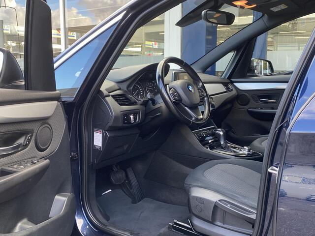 BMW 2-SERIE GRAN TOURER 218i Essential 7p. / NL-Auto / Automaat / 7-zitplaatsen! / Full-LED verlichting / Navigatie & Bluetooth / Parkeersensoren / 16 " lichtmetaal / Keyless-Go / Climate Control / ELK-pakket / ETC... /