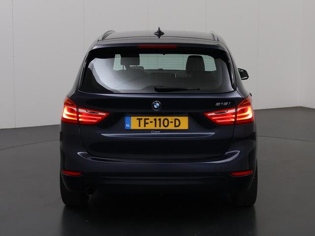 BMW 2-SERIE GRAN TOURER 218i 7p. Corporate Lease High Executive | Sportline | Sportstoelen | Groot Navigatie | Stoelverwarming | LED | HUD | Camera | Ele. kofferdeksel | Climate Control | Cruise Control | 7-Zitplaatsen |
