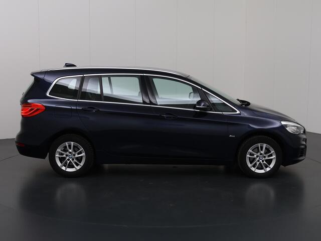 BMW 2-SERIE GRAN TOURER 218i 7p. Corporate Lease High Executive | Sportline | Sportstoelen | Groot Navigatie | Stoelverwarming | LED | HUD | Camera | Ele. kofferdeksel | Climate Control | Cruise Control | 7-Zitplaatsen |