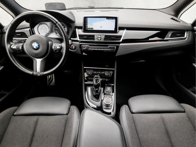 BMW 2-SERIE GRAN TOURER 218i Executive M Sport Automaat (GROOT NAVI, M PAKKET, HEAD-UP DISPLAY, LEDER, SFEERVERLICHTING, GETINT GLAS, SPORTSTOELEN, DIGITAL COCKPIT, CRUISE, NIEUWE APK, NIEUWSTAAT)