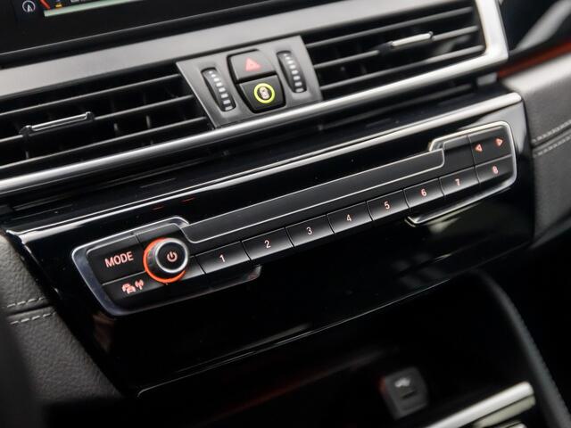 BMW 2-SERIE GRAN TOURER 218i Executive M Sport Automaat (GROOT NAVI, M PAKKET, HEAD-UP DISPLAY, LEDER, SFEERVERLICHTING, GETINT GLAS, SPORTSTOELEN, DIGITAL COCKPIT, CRUISE, NIEUWE APK, NIEUWSTAAT)