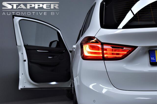 BMW 2-SERIE GRAN TOURER 218i 136pk High Executive Sportline Pano/Trekhaak/Navi/Led/Leer/Stoelverw./Sportstoelen/Lmv17''