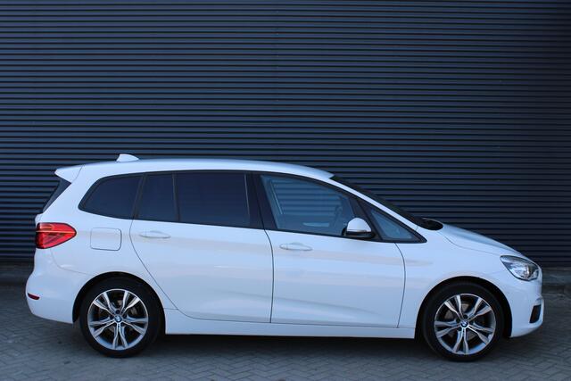 BMW 2-SERIE GRAN TOURER 218i High Executive Vol-Leder Navigatie Stoelverwarming Full-LED