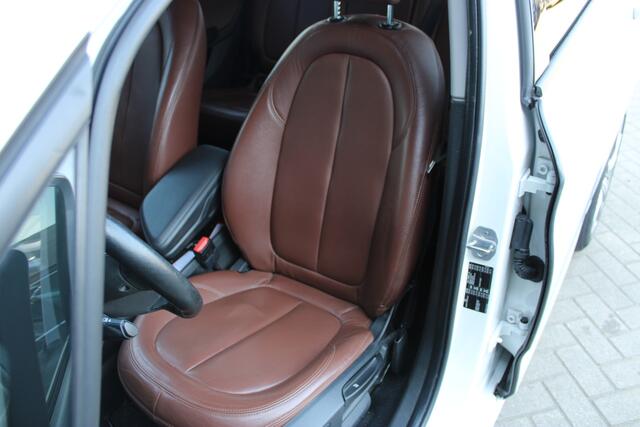 BMW 2-SERIE GRAN TOURER 218i High Executive Vol-Leder Navigatie Stoelverwarming Full-LED