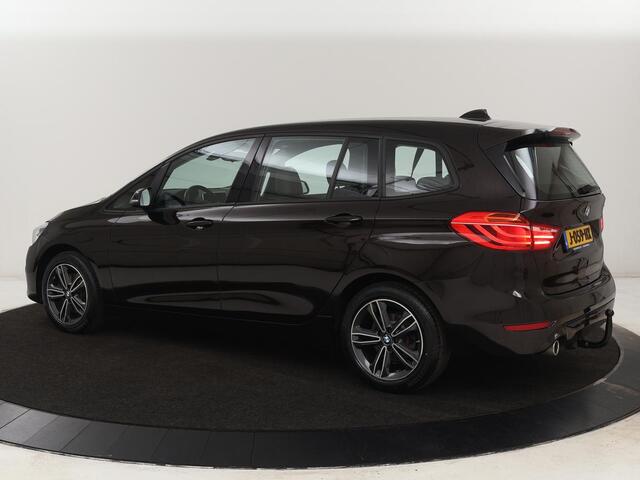 BMW 2-SERIE GRAN TOURER 218i High Executive | Leder | Head-Up | Trekhaak | Stoelverwarming | Navigatie | Full LED | Parkeerhulp | Climate control