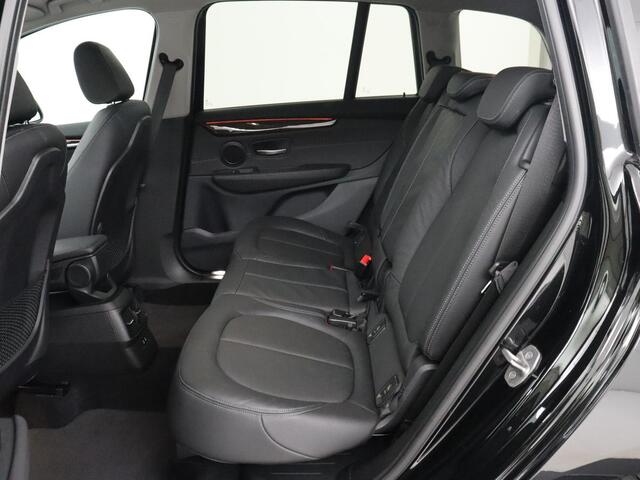 BMW 2-SERIE GRAN TOURER 216i Luxury Line 7-persoons | Trekhaak | Stoelverwarming | Leder | Head-Up | Camera | Navigatie | Full LED | Park Assist | Sfeerverlichting | Climate control | Getint glas