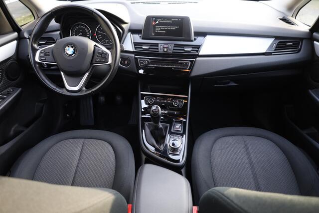 BMW 2-SERIE GRAN TOURER 216i Centennial Executive 7p. DEALEROND. TREKHAAK NAVI CRUISE PDC CLIMA LMV NAP ELEK.ACHTERKLEP ENZ!