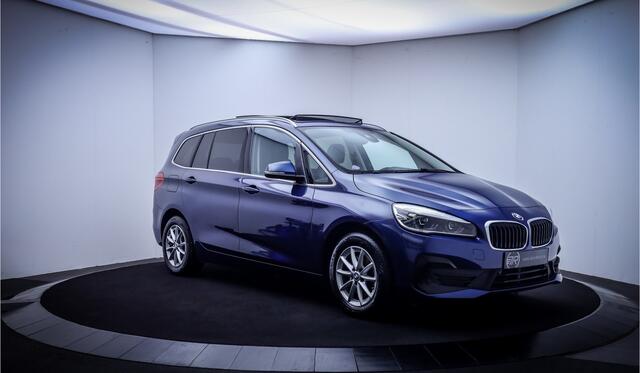BMW 2-SERIE GRAN TOURER 218iA 7p LUXURY Shadow Line PANO | HEAD UP | LEDER | CAMERA | STOELVERW | FULL LED | AFN TREKHAAK | DAB | PDC V+A | LMV