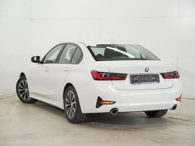 BMW 3-SERIE 330e Sedan | Head-Up | Laser | Stoelverwarming | 2 jaar BMW Garantie