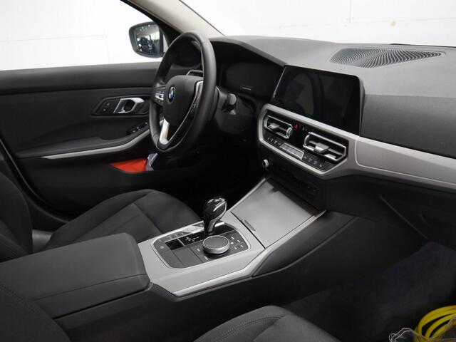 BMW 3-SERIE 330e Sedan | Head-Up | Laser | Stoelverwarming | 2 jaar BMW Garantie
