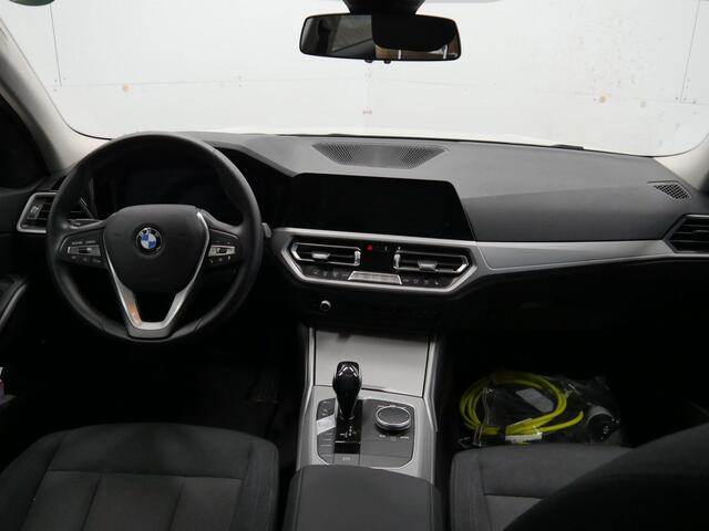 BMW 3-SERIE 330e Sedan | Head-Up | Laser | Stoelverwarming | 2 jaar BMW Garantie