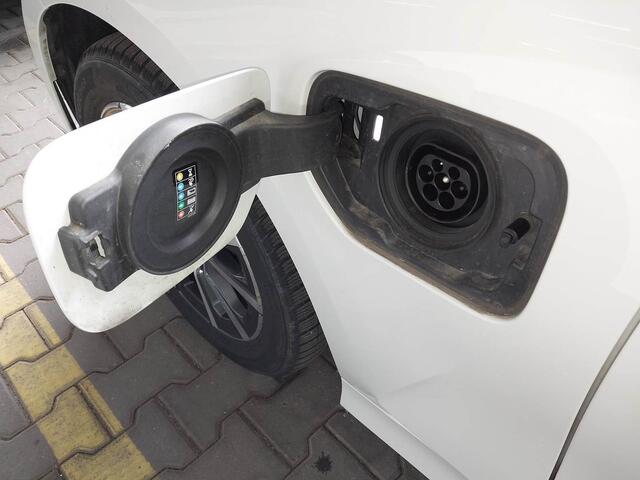 BMW 3-SERIE 330e Sedan | Head-Up | Laser | Stoelverwarming | 2 jaar BMW Garantie