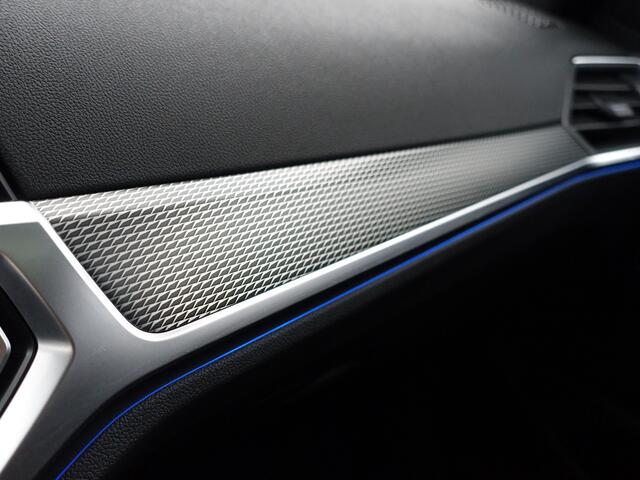 BMW 3-SERIE 320e M Performance Aut- Schuifdak, CarPlay, Sfeerverlichting, Standkachel, Xenon Led, Park Assist