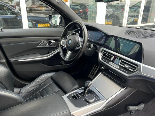 BMW 3-SERIE Touring 318i High Executive M sport pakket | Trekhaak | Voorstoelen verwarmd | Panoramadak |
