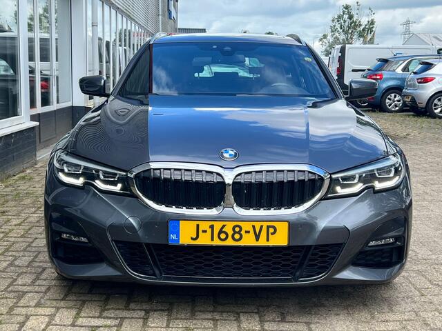 BMW 3-SERIE Touring 318i High Executive M sport pakket | Trekhaak | Voorstoelen verwarmd | Panoramadak |