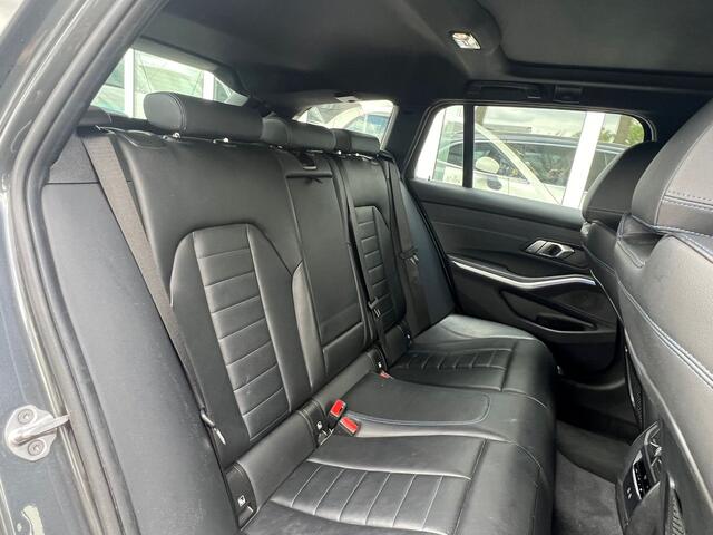 BMW 3-SERIE Touring 318i High Executive M sport pakket | Trekhaak | Voorstoelen verwarmd | Panoramadak |