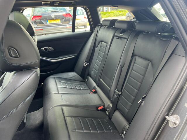 BMW 3-SERIE Touring 318i High Executive M sport pakket | Trekhaak | Voorstoelen verwarmd | Panoramadak |