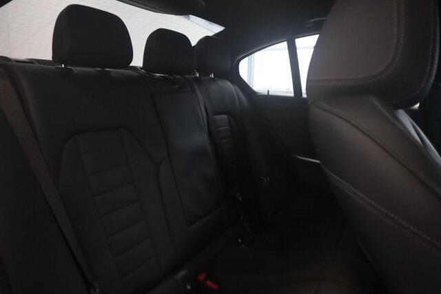 BMW 3-SERIE Sedan 320e Achteruitrijcamera / Active Cruise Control / Elektr. Trekhaak