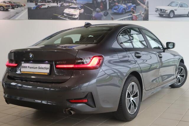 BMW 3-SERIE Sedan 318i Executive Edition / Navigatie / DAB Radio / Climate Control