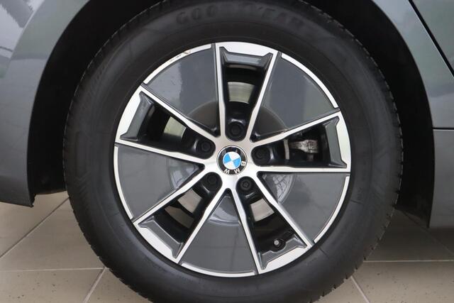 BMW 3-SERIE Sedan 318i Executive Edition / Navigatie / DAB Radio / Climate Control