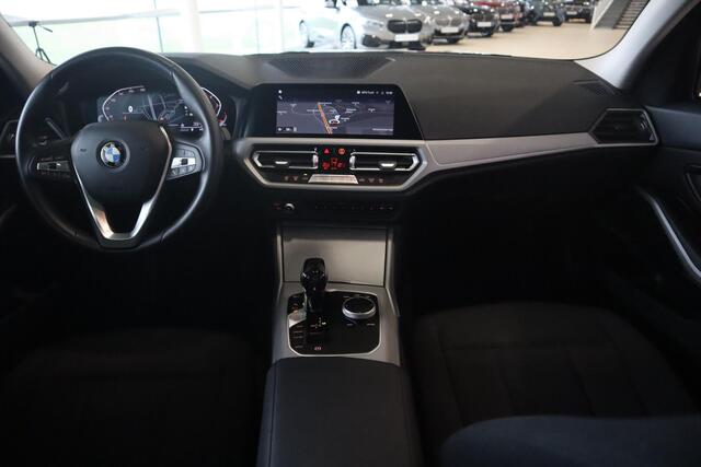 BMW 3-SERIE Sedan 318i Executive Edition / Navigatie / DAB Radio / Climate Control