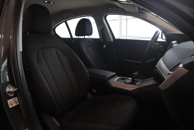 BMW 3-SERIE Sedan 318i Executive Edition / Navigatie / DAB Radio / Climate Control