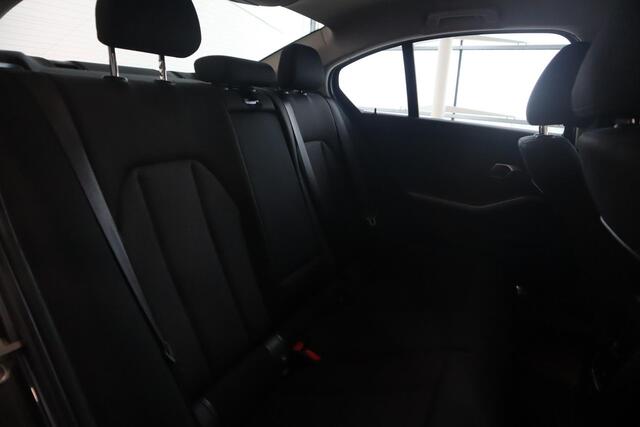 BMW 3-SERIE Sedan 318i Executive Edition / Navigatie / DAB Radio / Climate Control