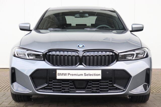 BMW 3-SERIE Sedan 320e | M-Sportpakket Entertainment Pack / Travel Pack / 19'' /
