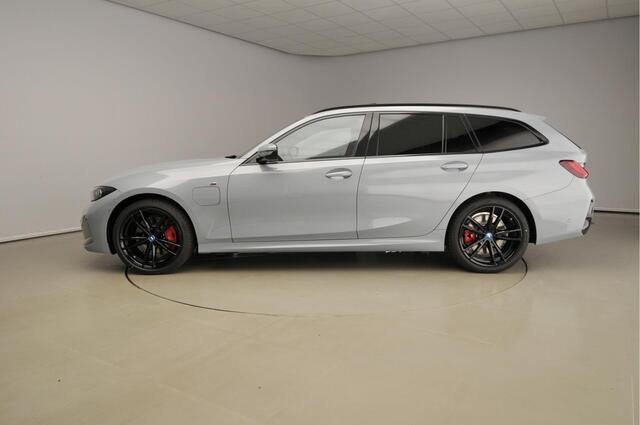 BMW 3-SERIE Touring 320e M-Sportpakket LED / Navigatie / Schuifdak / trekhaak / Keyles go / DAB / Hifi speakers / Alu 19 inch