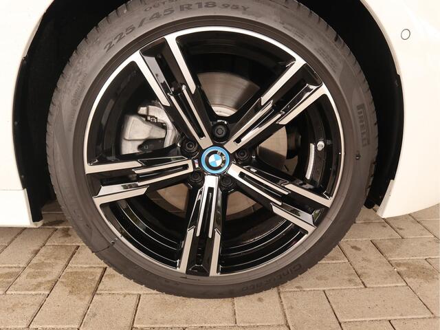 BMW 3-SERIE Sedan 320e M-Sportpakket / Stuurwielrand verwarmd / Active Cruise Control